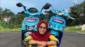 Fenomena Emak Gila, dari kreator kontroversial menjadi sosok inspiratif yang viral lewat aksi berbagi online.