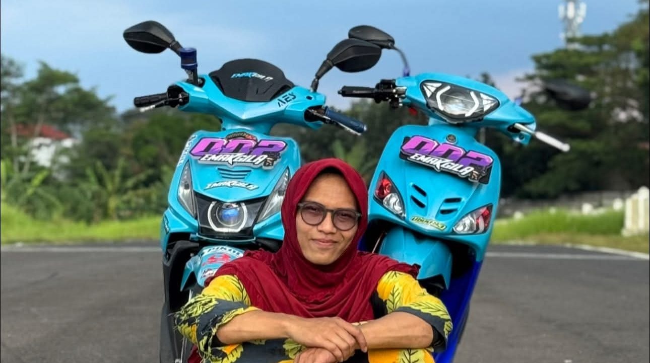 Fenomena Emak Gila, dari kreator kontroversial menjadi sosok inspiratif yang viral lewat aksi berbagi online.